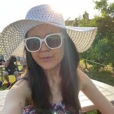 North Hampton Gallery Pianos: a tonal safari through walnut legacies,  miniature mischief, and grandiose reflections. 🪵 The Baldwin Acrosonic:  mid-century mesh and quiet menace. Probably knows your secrets and your  serial number.