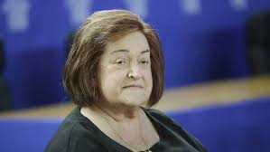 Γνωρίζει δύο ξένες γλώσσες, αγγλικά και γαλλικά. Phbmutkclxldum