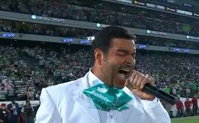 Primero fue ángela aguilar en la pelea de canelo álvarez y ahora fue pablo montero, quien durante el partido de ida entre santos vs cruz azul, de la liga mx, se equivocó la entonar el himno nacional. M631doz4ddg0am