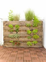 Garten mit paletten schritt fur schritt dekorieren basteln. Krauter In Palette Pflanzen Dieses Krauterbeet Passt Auf Jeden Balkon Bayern 1 Radio Br De