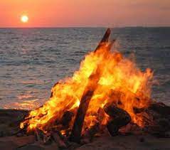 La noche de san juan bautista se vive con hogueras, fuegos artificiales, música y baile, todo en una sola noche, en la víspera del 24 de junio. Hogueras De San Juan Costa Blanca Noche De San Juan Dia De San Juan Hogueras De San Juan