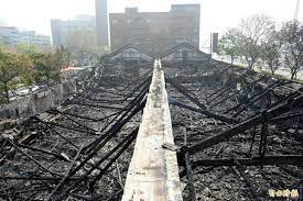 拍攝時間：2015.01.31下午 剛開始營運就爆滿，現場人山人海，要搭恐等上一個小時。 駁二小火車，不論大人或小孩都可以搭乘，體驗一下小火車飛馳的快感~ 票價：每人票價99元？ 地點：在高雄駁二特區，靠近七賢路倉庫旁~ 停車：可停在香蕉碼頭或舊鐵道園區旁的停車場 搭車：可. 33nlvycir6lsxm