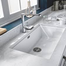 Vue De Biais De La Cuve Sous Plan Avec Rainurage Egouttoir Du Plan Quartz 20mm Du Plan De Travail Quartz Blanc Evier Blanc Plan De Travail Quartz Evier Cuisine