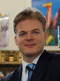 Hoekstra, die momenteel minister van financiën is, heeft nog niet gereageerd op de uitspraak van omtzigt. Pieter Omtzigt Wikipedia