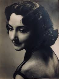 ELIANA MORAGA fue una cantante muy conocida del género folclórico chileno  la cual tuvo su mayor apogeo en la década del 50. Durante su carrera fue  artista exclusiva de las principales emisoras