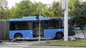 Jun 01, 2021 · több mint két esztendeje történt halálos végű közlekedési baleset felnémeten, a kovács jakab utcában. Buszbaleset A Fovarosban Sokkos Allapotban Az Utasok Infostart Hu