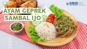 Ayam geprek is an indonesian crispy battered fried chicken crushed and mixed with hot and spicy sambal. Resep Ayam Geprek Sambal Ijo Renyah Pedas Dan Gurihnya Dapet Banget Youtube