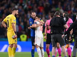 Cinq raisons de suivre l'euro 2020 ce vendredi. People Think Italy Captain Psyched Out Opposition Because He Was Weirdly Friendly During Penalty Coin Toss Indy100