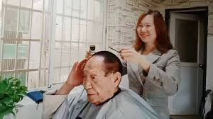 8月9日，是中国工程院院士、著名杂交水稻专家袁隆平90岁生日。 孙女为袁院士送上生日蛋糕，袁 为方便行动不太便利的老院士研究，湖南省农科院在袁隆平住宅旁安排了一块试验田。 这块田从此就成了他的心病。 只要在长沙，每天都得看上好几遍。 Nfvqdod6h6tafm