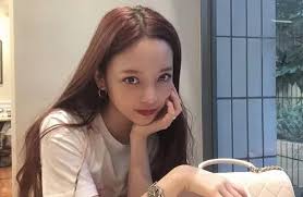 Kang Ji Young visited the late Goo Hara and gave her KARA's new album as a  present