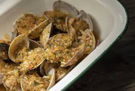 El sabor a mar de estas almejas es impresionante y el matiz ahumado que le aporta el pimentón, junto a la fuerza que le dan el vino fino y el ajo hacen una combinación insuperable, no dejarás ni la concha. Almejas A La Marinera De Dani Garcia Receta Chipirones Chipirones En Salsa Almejas