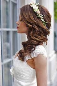 White Dress Easy Hairstyles To Do Yourself Long Brown Hair In A Side Ponytail Flower Headband Peinados Peinados De Novia Peinados Elegantes