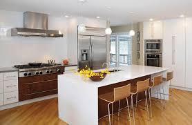 Sleek Uncluttered Kitchen Design Uses Simple Embellishments Like A Glossy White Subway Tile Backsplash From Hamilton Parker Housetre Com Imagens Cozinhas Modernas Cozinha
