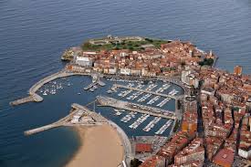 El Barrio Cimadevilla Junto Al Puerto Deportivo En Gijon Turismo Gijon Viajes Y Turismo