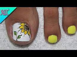 Siempre los detalles con lineas y figuras geométricas serán los diseños más lindos para conseguir un pedicure estilo minimalista. Diseno De Unas Para Pies Girasol Principiantes Sunflower Nail Art Nlc Youtube Sunflo Disenos De Unas Pies Unas Decoradas Con Girasoles Unas Manos Y Pies