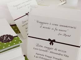 Se stai pensando cosa scrivere nelle partecipazioni di matrimonio per far sì che i tuoi invitati si essendo poco usuale puoi scegliere le parole dando un tono più o meno formale, come preferisci… Frasi Matrimonio Celebri