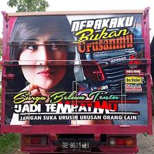 Semoga bisa menghibur, mohon maaf jika masih banyak. 14 Seleb Ini Kerab Jadi Objek Lukis Di Bak Truk Dengan Tulisan Yang Kocak Bikin Ngakak
