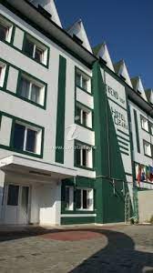 Hotel ozana are o structura a camerelor de cazare pe 3 etaje, cu un total de 28 de camere, din care 25 de camere sunt duble (dus, apa calda, agent termic), si 3 apartamente de lux cu dormitor, baie si sufragerie, internet, tv, uscator de va asteptam! Hotel Ozana Targu NeamÈ Contact Direct