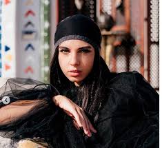 وأثارت الممثلة سلمى أبو ضيف منذ شهور فضول الجمهور، بعد نشرها بعض الصور مع شاب إيطالي، ووصفته أنه حبها الوحيد، موضحة أن هذا الشاب خطيبها وبدأت تظهر معه في مناسبات خارج مصر، لكن قبل فترة قصيرة حذفت كل الصور التي تجمعها به. ØµÙˆØ±Ø© Ø³Ù„Ù…Ù‰ Ø£Ø¨Ùˆ Ø¶ÙŠÙ ØªØ´Ø¹Ù„ Ø¥Ù†Ø³ØªØ¬Ø±Ø§Ù… Ø¨Ø¥Ø·Ù„Ø§Ù„Ø© ØµÙŠÙÙŠØ© Ø¬Ø±ÙŠØ¦Ø©