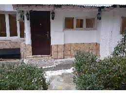 Inchiriez proprietate la curte zona foisorul de foc ,proprietatea este compusa din 4 camere +3 holuri + 2 grupuri sanitare + bucatarie + 1 camera mansarda + 1 beci , toate cu supraf totala de 130 mp + curte asfaltata de 100 mp;la interior finisari de lux constand in parchet triplustratificat + gresie + faianta. Inchirieri Case Vile Bucuresti