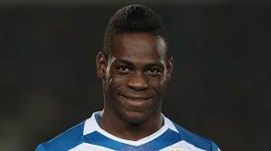 Mario balotelli verwirrte beim halbfinale gegen deutschland mit einer ungewöhnlichen pose. Mario Balotelli Seine Siegerpose Wird Zum Hype Promiflash De