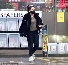 Post your pictures & clips of any past or present eastenders babes. Eastenders Icon Jessie Wallace Picks Up A Healthy Salad From Petrol Station Broread Com
