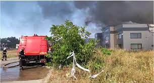 Ora 17.00 incendiu la o hală de la mogoşoaia cu degajări mari de fum; Ziefsliujdntcm