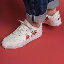 Nike is reviving one of its signature tennis shoe silhouettes from back in 1992 with the release of a retro version of the nike grandstand ii. Nike Grandstand Ii Pinnacle Nike Wolle Kaufen Marken
