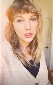 Taylor swift honey platinum golden blonde hair ice hair dirty mild blonde hair shade balayage ashy with lowlights human hair wigs #blondewigs #blondehair #taylorswifthair. Taylor Swift Has A Curly Fringe And We Can T Stop Staring