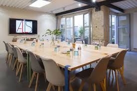 D Une Surface De 300 M Avec En Son Cœur Une Cour Interieure Fleurie Cette Maison Offre Une Salle De Travail En 2020 Salle De Detente Salle A Manger Maison