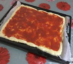 Come fare la pizza fatta in casa. Pizza In Teglia Fatta In Casa Come Dal Fornaio Una Pigra In Cucina