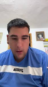 Disfrutando Muslos de Pollo y Papas Arrugadas