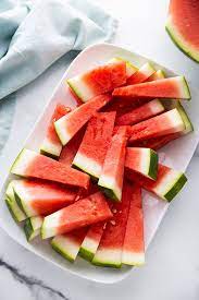 How to remove the skin from a watermelon? How To Cut A Watermelon How To Cut A Watermelon Into Cubes Or Spears