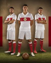 Afgelopen week presenteerde de duitse club in samenwerking met kledingsponsor puma het nieuwe uitshirt en 3e shirt van de club. Vfb Stuttgart 125th Anniversary Puma Kit Football Fashion