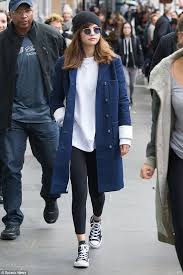 Selena Gomez Steps Out In Melbourne In Sassy Shades Chic Beanie Selena Gomez Casual Selena Gomez Outfits Selena Gomez Street Style