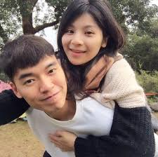 阿滴英文-  聖誕節前，收到了一包很厲害的零食！歪國零食嘴是訂閱制的零食箱：堅持不提供重複的異國零食，每次都像在拆禮物，吃到來自全世界的特色零食！趁滴妹發現之前，我先來搜刮一下裡面我要吃的...  #歪國零食嘴#