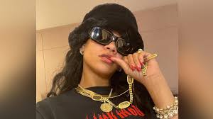 Robyn rihanna fenty, born february 20, 1988, known mononymously as rihanna, is a barbadian singer, actress, fashion designer, and businesswoman. 7uxbowozs2konm