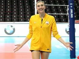 Naz aydemir akyol, avrupa voleybolunun en büyük organizasyonu şampiyonlar ligi'ndeki dörtlü final heyecanını ilk olarak eczacıbaşı vitra formasıyla 19 yaşında yaşadı. Naz Aydemir Akyol Un 10 Dortlu Final I