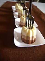 In particolare questa torta è fresca, scioglievole in bocca, contiene tutti e tre i cioccolati senza essere stucchevole, io ho fatto una base croccante per contrastare la morbidezza. Dolcemente Salato Mignon Di Bavaresi Ai Tre Cioccolati Ricette Dolci Dolci Cioccolato