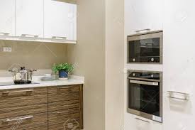 Es un detalle muy lindo cocinas clásicas,9,cocinas contemporaneas,5,cocinas de juguete,1,cocinas elegantes,5,cocinas. Muebles De Cocina Modernos Con Utensilios De Cocina Contemporaneos Como Campana Estufa De Induccion Negra Grifo Y Fregadero En Casa Fotos Retratos Imagenes Y Fotografia De Archivo Libres De Derecho Image 86178952