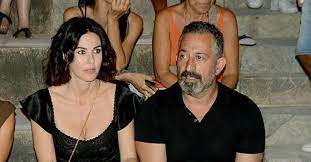 Defne samyeli, yıllardır ekranlarda görmeye alışık olduğumuz ama yıllardır görüntüsü hiç değişmeyen, hatta son zamanlarda iyiden iyiye daha da genç gözükmeye başlayan bir kadın. Unlu Sunucu Defne Samyeli Kac Yasinda Nereli Defne Samyeli Kimdir Ne Is Yapiyor Medya Haberleri