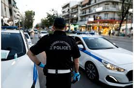 Σύμφωνα με πληροφορίες, οι πυροβολισμοί ακούστηκαν από διαμέρισμα πολυκατοικίας επί της οδού κουμουνδούρου, πίσω από το μετρό του αλίμου. Pgtvwtg2d5zwem
