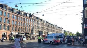 Na de schietpartij is in osdorp een brandende auto gevonden. Schietpartij Amsterdam Poging Tot Liquidatie Doelwit Zwaargewond Rtl Nieuws
