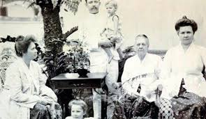 Nah, itulah beberapa kata sapaan untuk anggota keluarga dalam bahasa bali. Sejarah Panggilan Papah Dan Mamah Historia