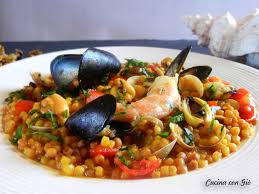In alternativa alle sole vongole, si può preparare con le cozze o con entrambi i molluschi, e magari spolverarla con una grattatina di bottarga di muggine: Fregola Ai Frutti Di Mare