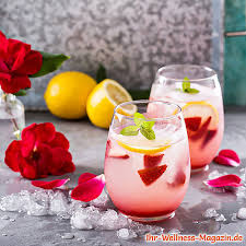 Wer rosen im garten hat, kann auch einmal versuchen, rosenwasser selbst herzustellen. Erdbeer Zitronen Limonade Mit Rosenwasser Selber Machen Rezept Ohne Zucker Low Carb