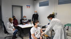 Ανοίγει σήμερα, τετάρτη, η πλατφόρμα εμβολιασμού για την ηλικιακή ομάδα 60 έως 64 ετών ενώ οι εμβολιασμοί θα ξεκινήσουν την δευτέρα 15 φεβρουαρίου. Emboliasmoi Anoigei H Platforma Gia Toys 60 64