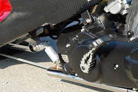 ところどころにダンボールが貼り付けられた見すぼらしいクルマ これは修理中でも故障 中でもなく スーパーカー に改造されているのである オーナーに内緒でみすぼらしいスーパーカーに改造されてしまったクルマはどれも情けなくてチャーミングだ スーパーカー