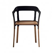 La chaise miro est une création bicolore très arty signée du trio de designers suédois claesson koivisto rune. Chaise Design Steelwood Magis Noir Bois Clair Cerise Sur La Deco