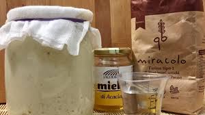 1 kg farina 00 1 l acqua 2 cucchiaini sale 2 cucchiaini zucchero 7 g lievito di birra secco (corrisponde ad una bustina). Lievito Naturale Lievito Madre Video Integrale Youtube